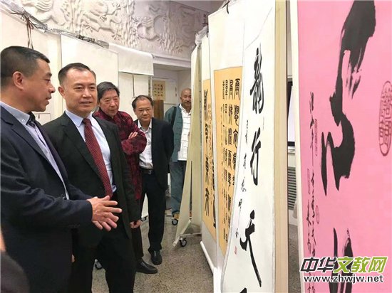 庆祝中法建交55周年暨“飞驰环球”书画名家巴黎邀请展在巴黎开幕